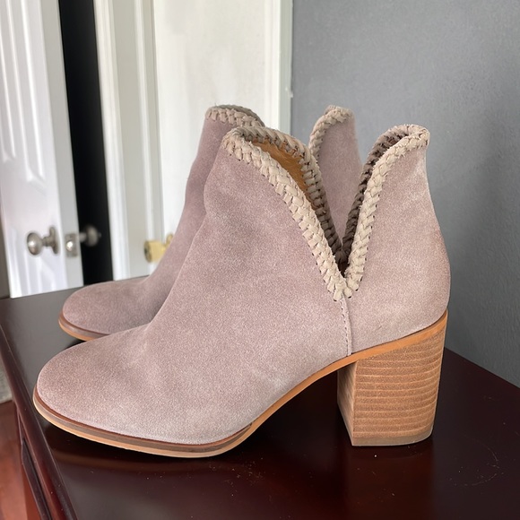 Gorgeous like new lilac suede rustic Frye booties!  Size 5.5. Worn 2 times. - Picture 2 of 5